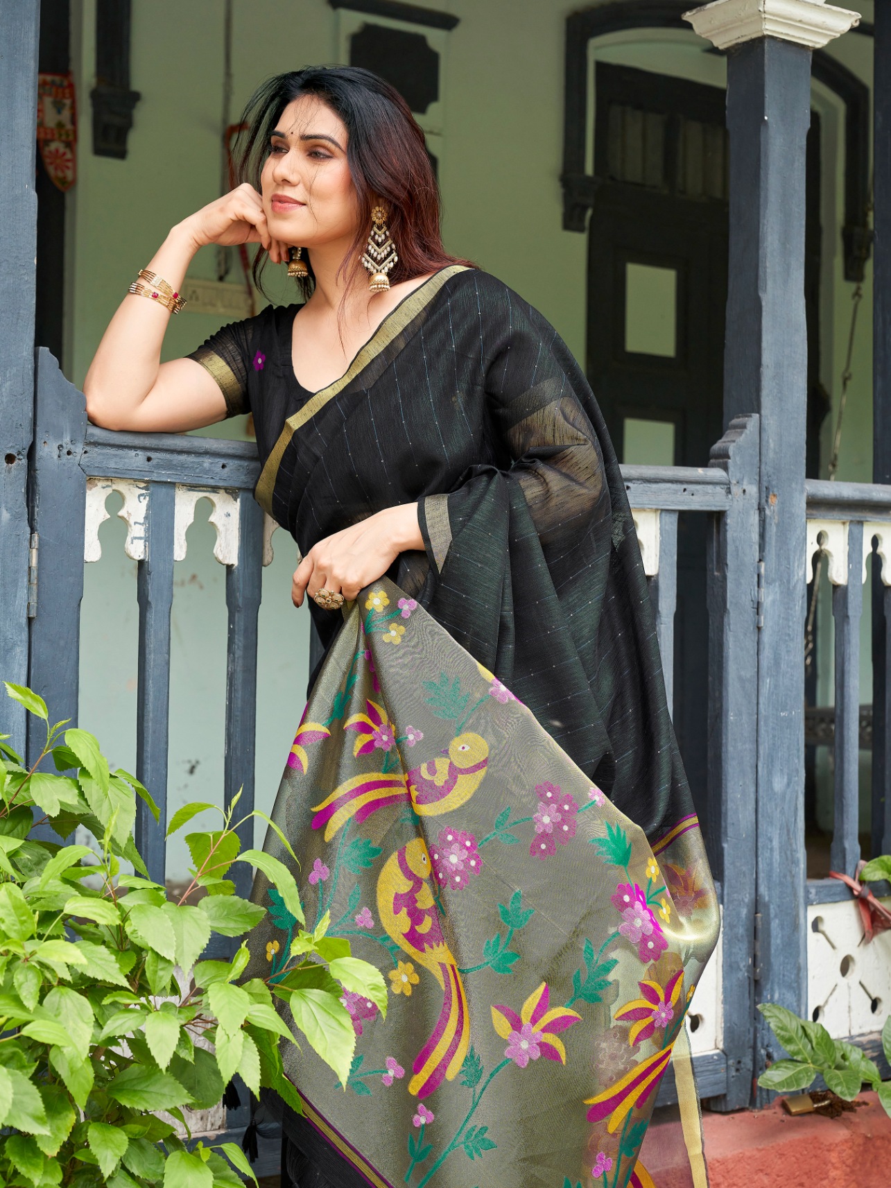 Black Floral Weaving Zari Linen Silk Saree