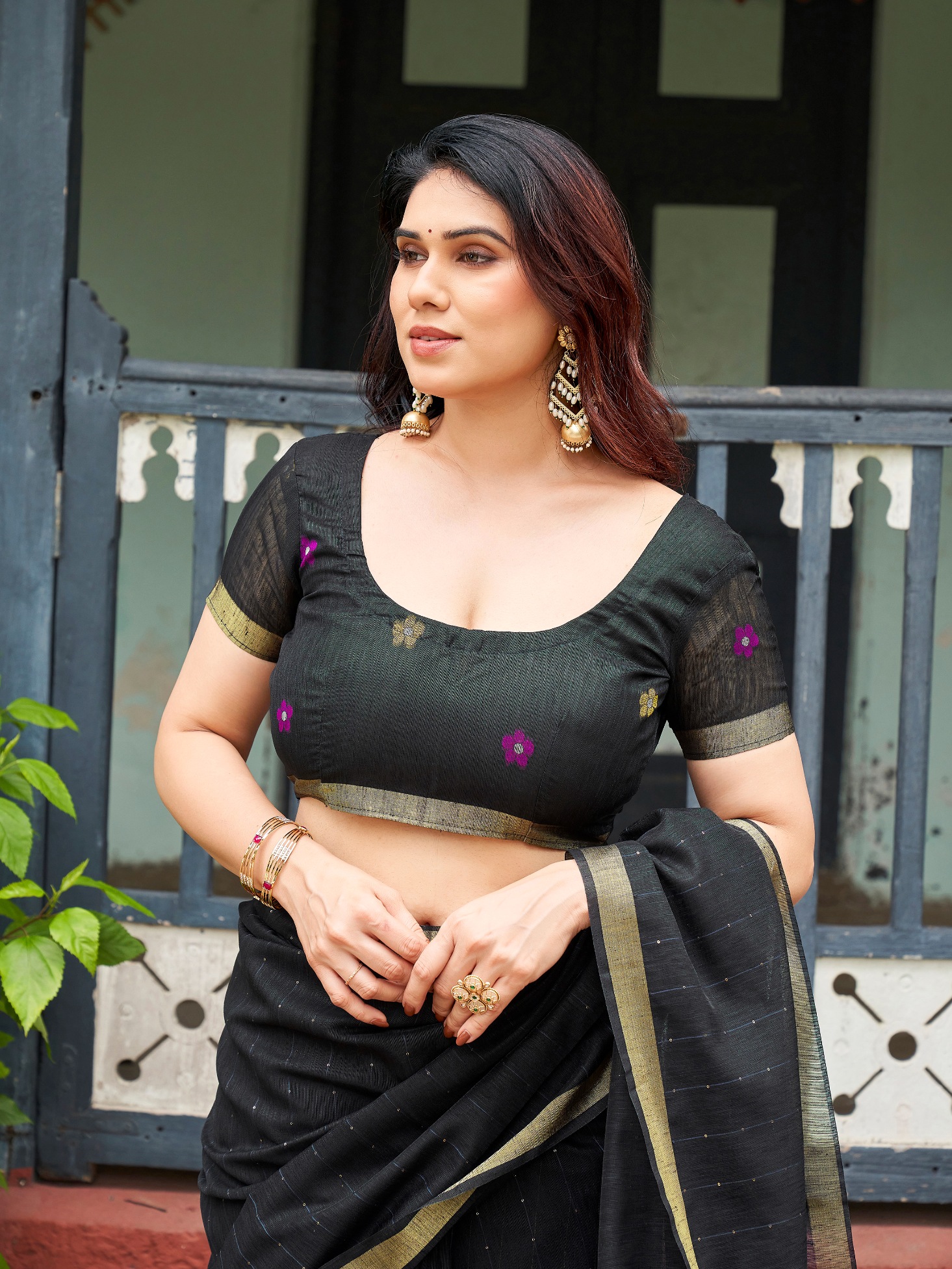 Black Floral Weaving Zari Linen Silk Saree