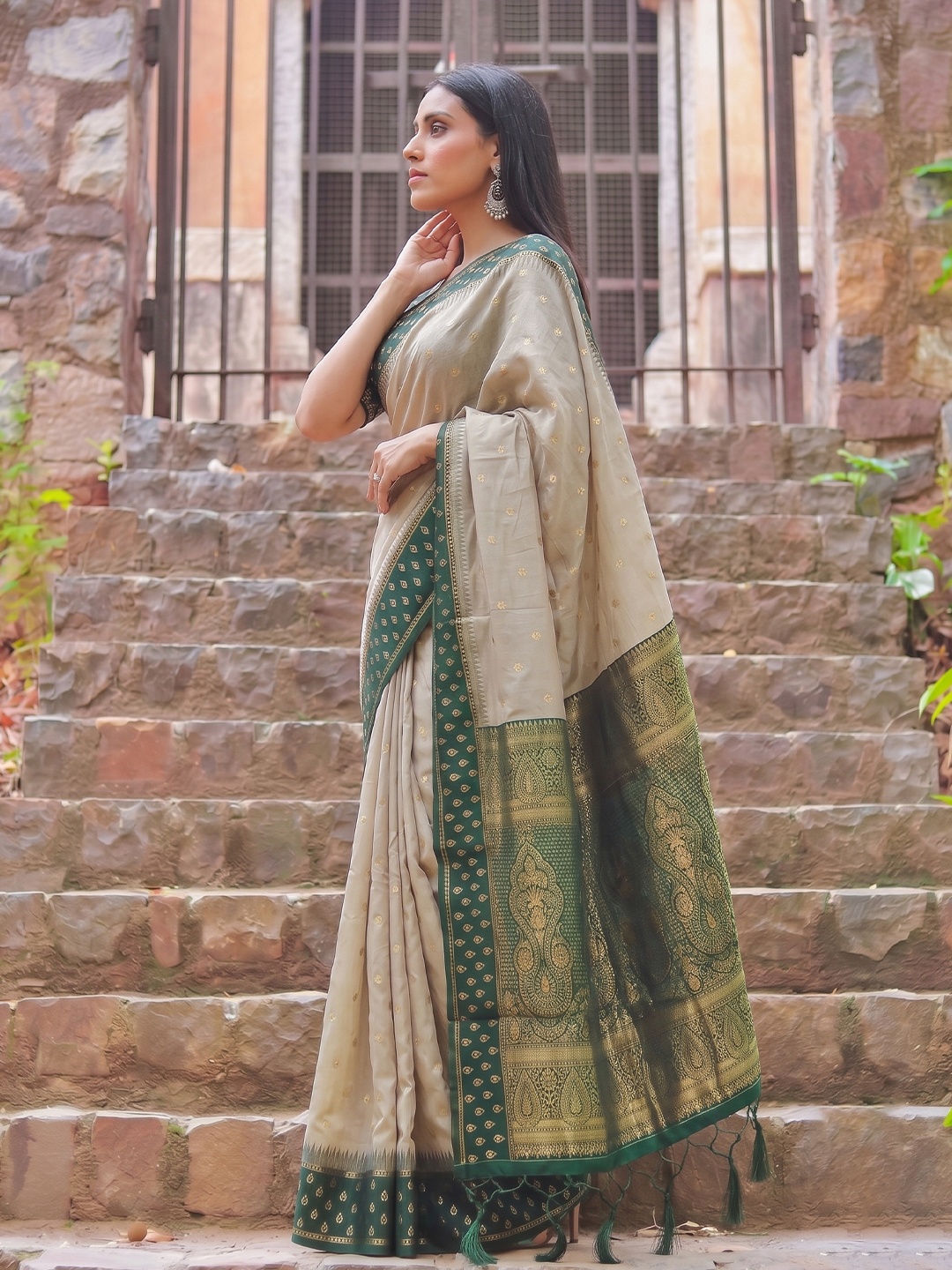 Chiku Green Weaving Zari Cotton Saree