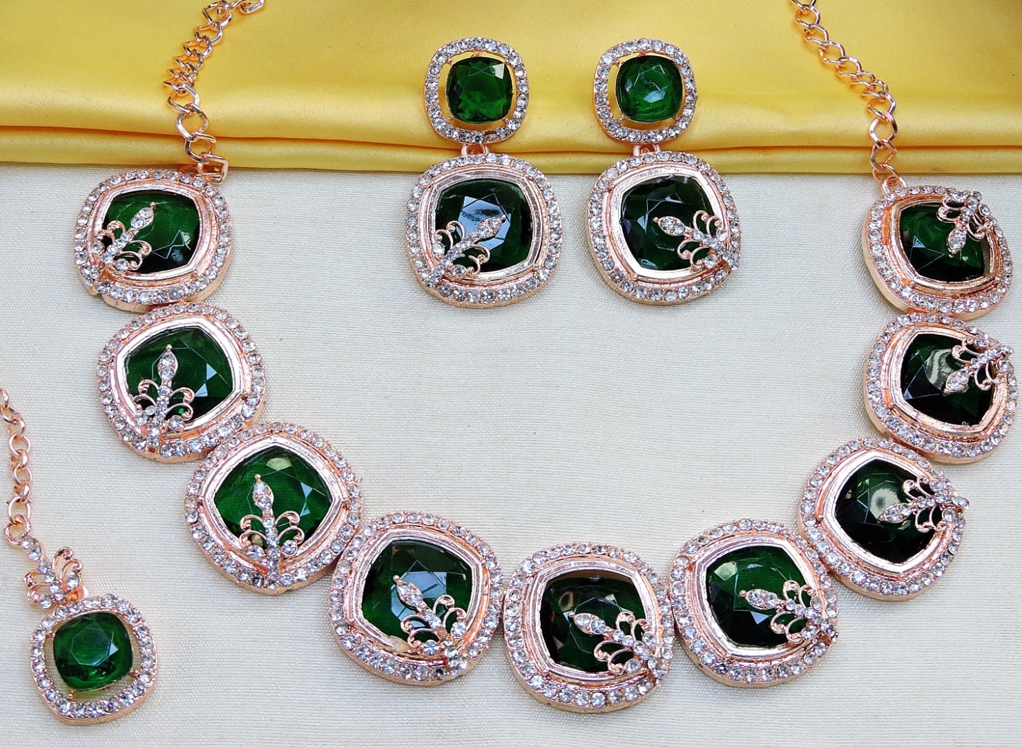 Green Alloy Choker Necklace Set