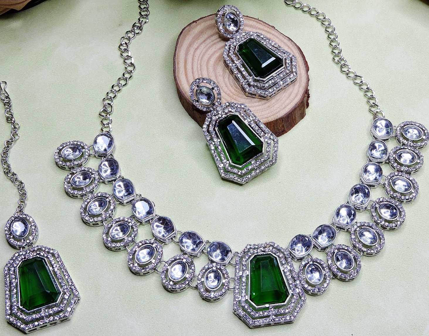 Green Radiance Stone Alloy Festive Necklace