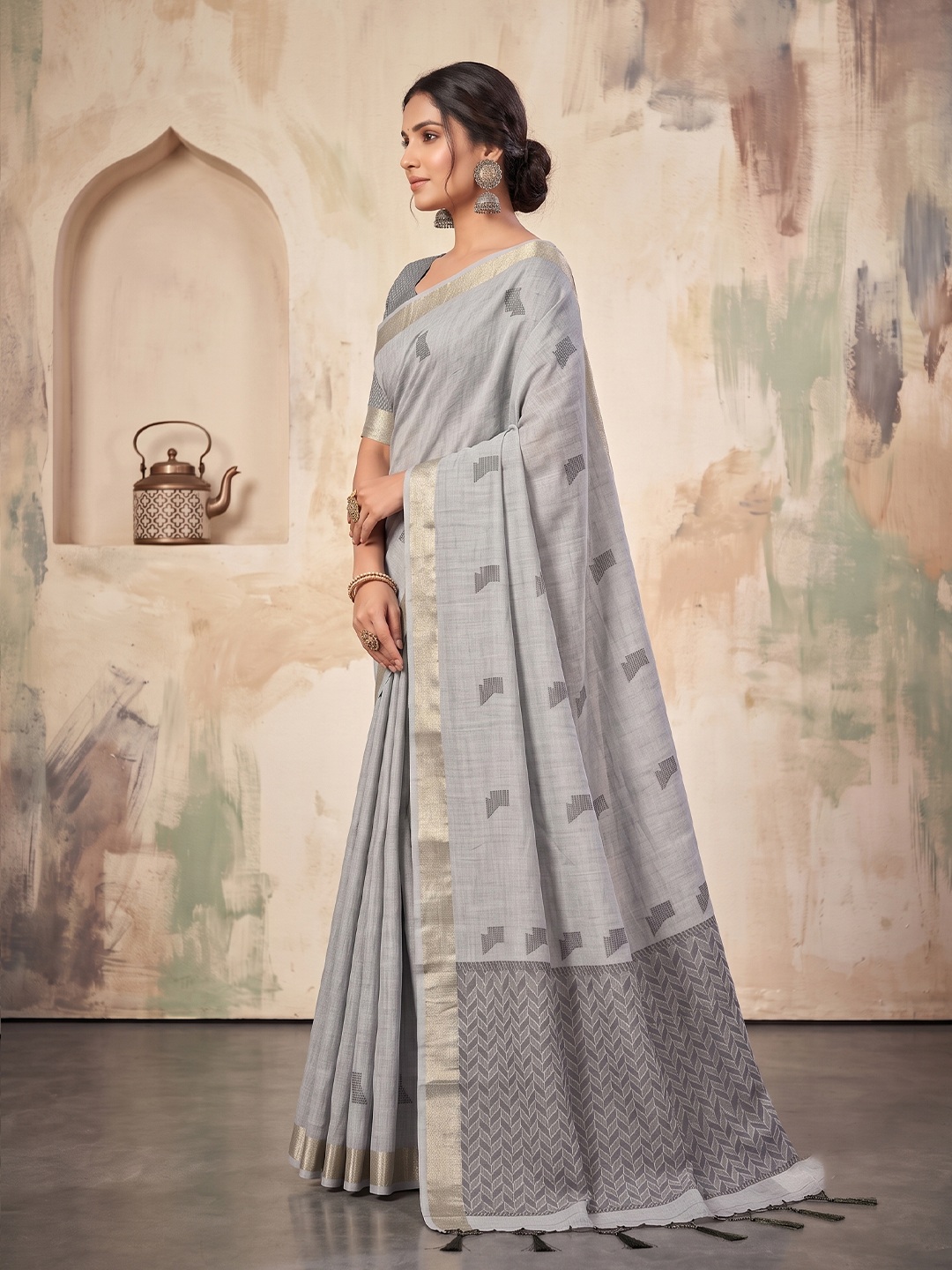 Grey Geometric Woven Linen Saree