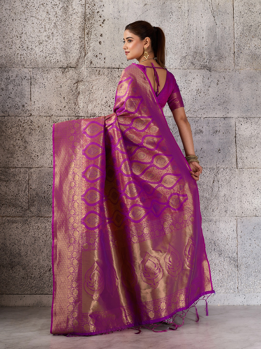 Magenta Paisley Woven Zari Kanjivaram Blend Saree — alternate view