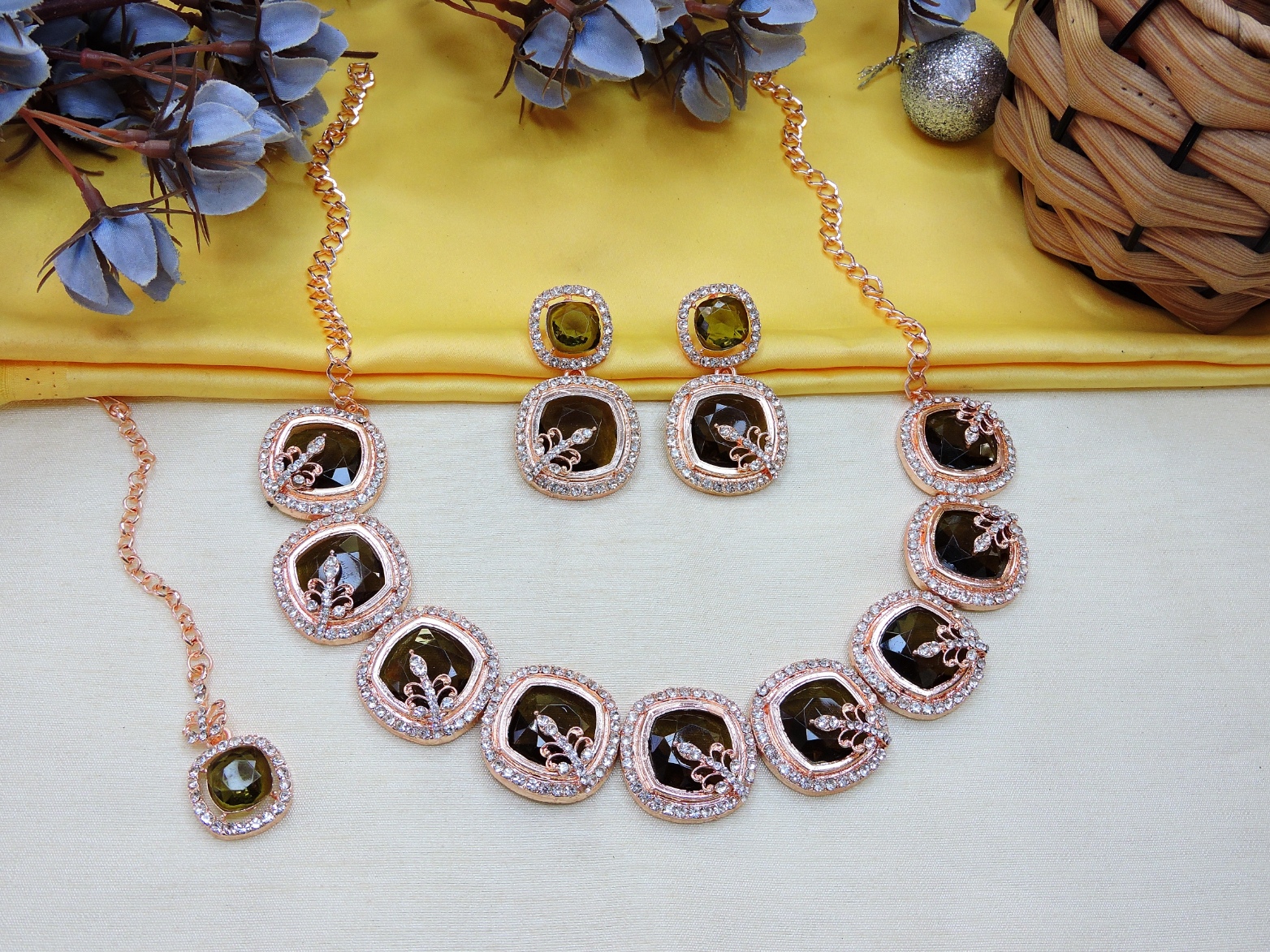 Mehendi Alloy Choker Necklace Set
