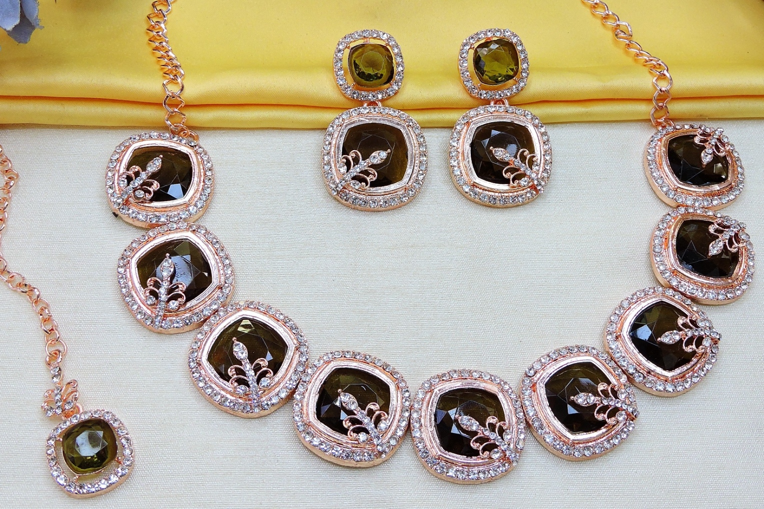 Mehendi Alloy Choker Necklace Set