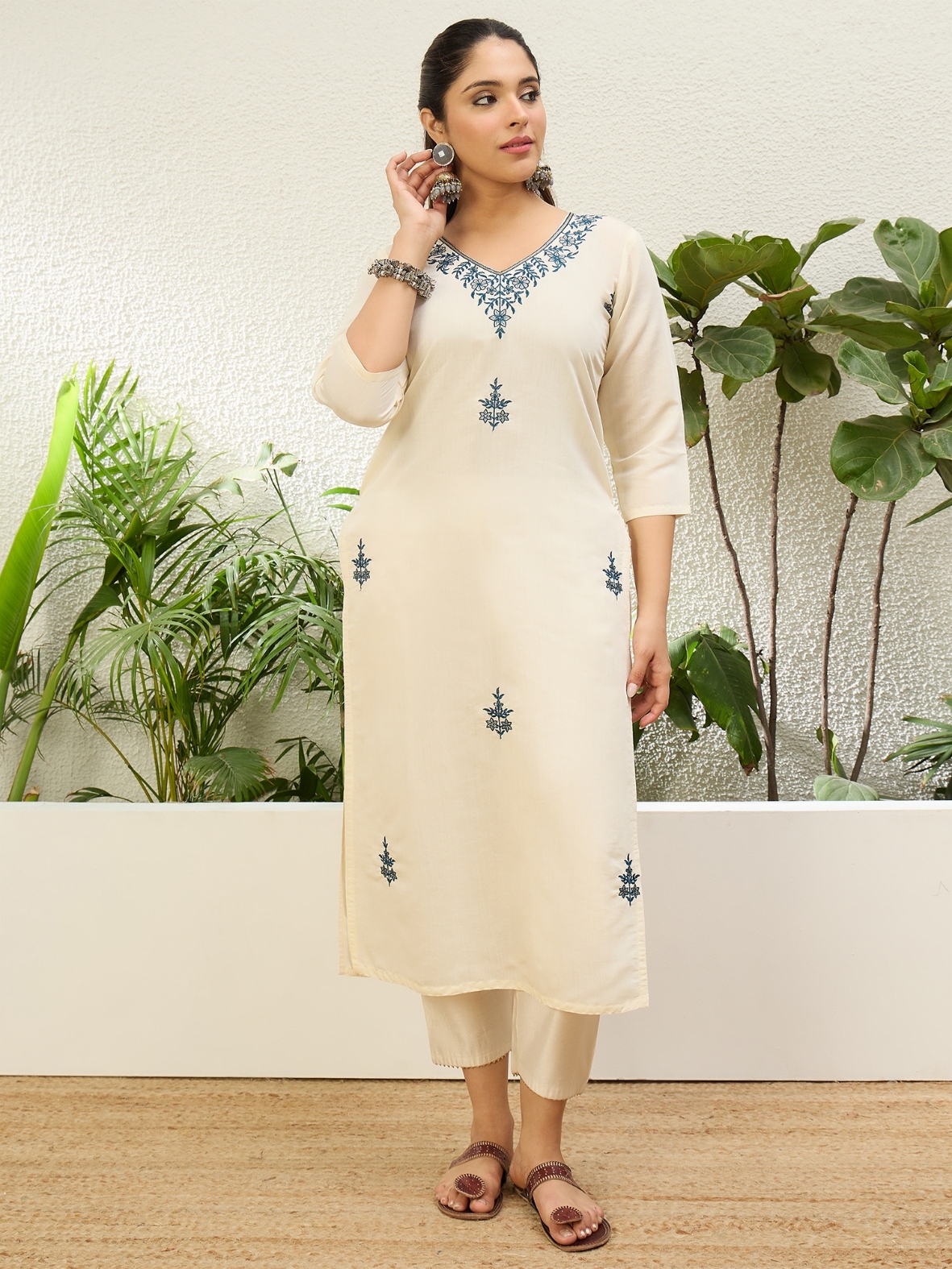Off White Embroidered Pattern Embroidery Silk Kurti