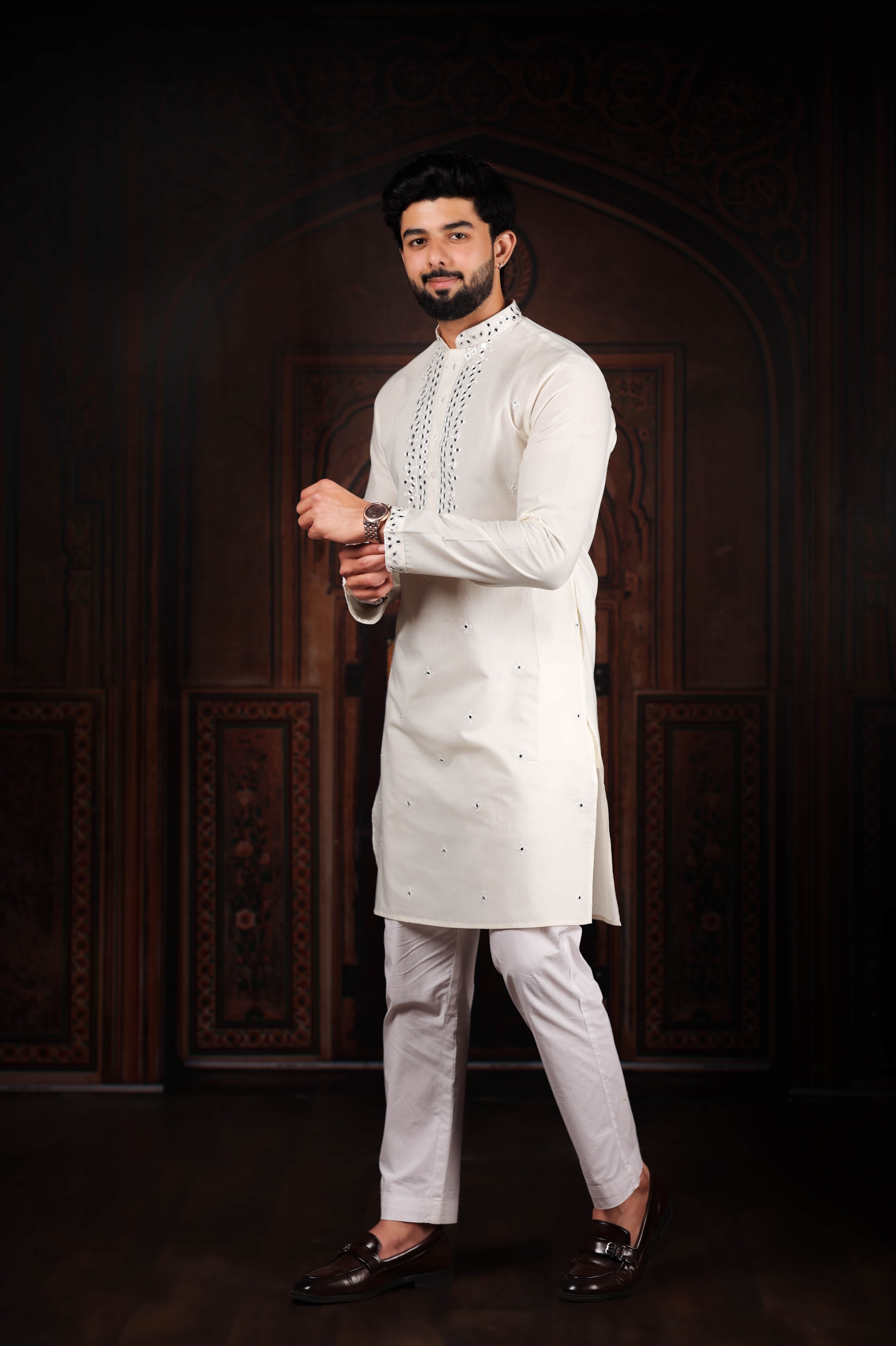 White Minimal Embroidery Kurta Pyjama