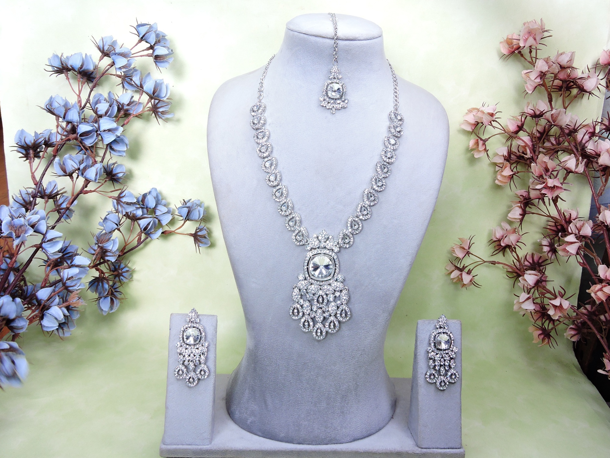 White Stone Alloy Necklace Set