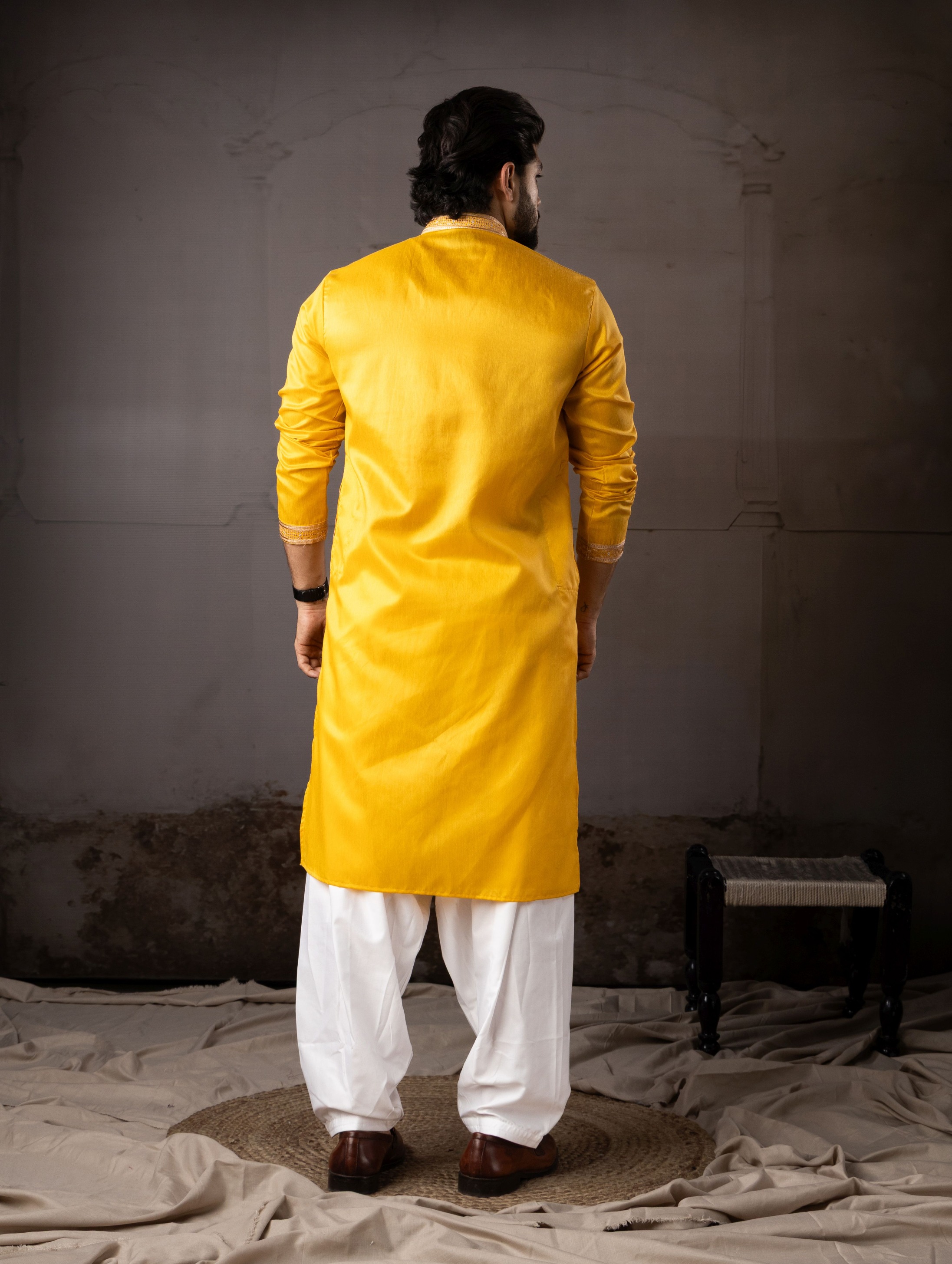 Yellow Geometric Neck Linen Embroidered Kurta Pyjama — alternate view